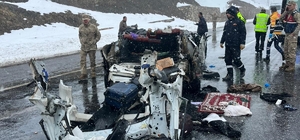 Van'da otomobil ile tırın çarpıştığı kazada 2 kişi öldü, 3 kişi yaralandı