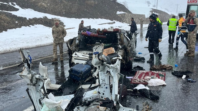 Van'da otomobil ile tırın çarpıştığı kazada 2 kişi öldü, 3 kişi yaralandı
