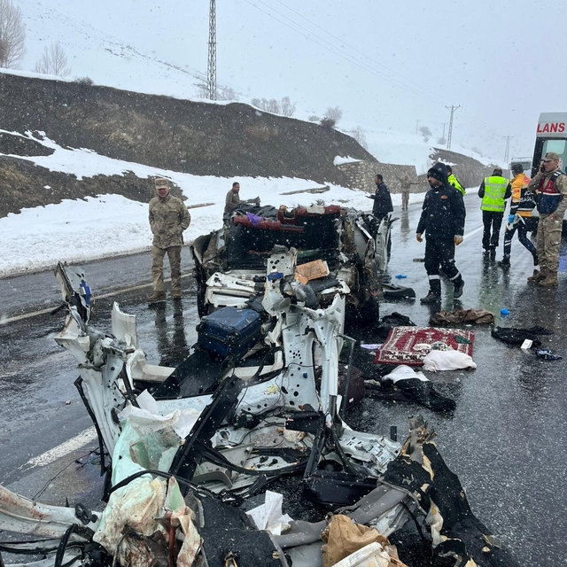 Van'da otomobil ile tırın çarpıştığı kazada 2 kişi öldü, 3 kişi yaralandı