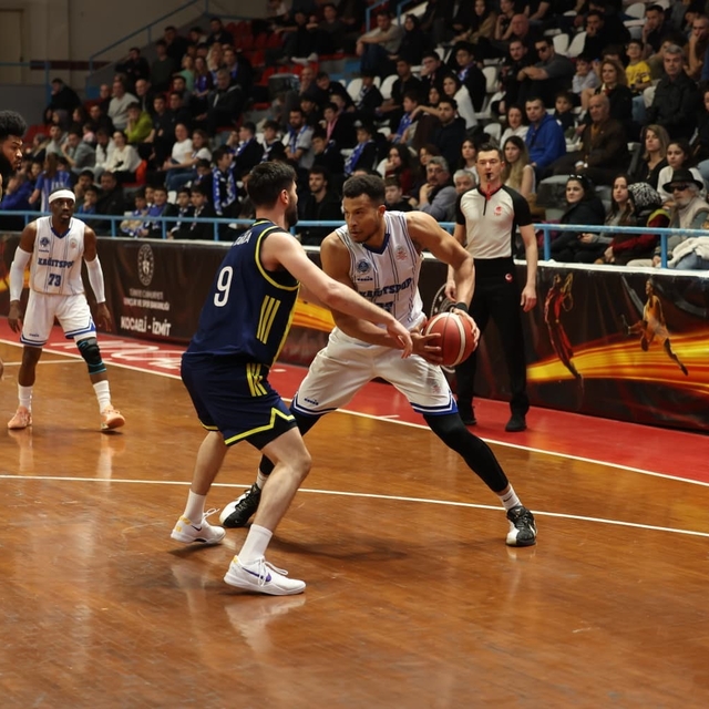 Türkiye Basketbol Ligi: Kocaeli BŞB Kağıtspor: 73 - Fenerbahçe Koleji: 84