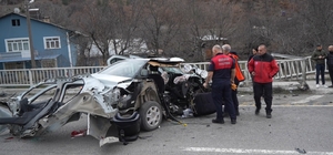 Hurdaya dönen araçtan sağ kurtuldular: 1'i bebek 3 yaralı