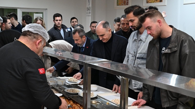 Vali Özkan Manisa CBÜ'lü öğrencilerle iftarda buluştu