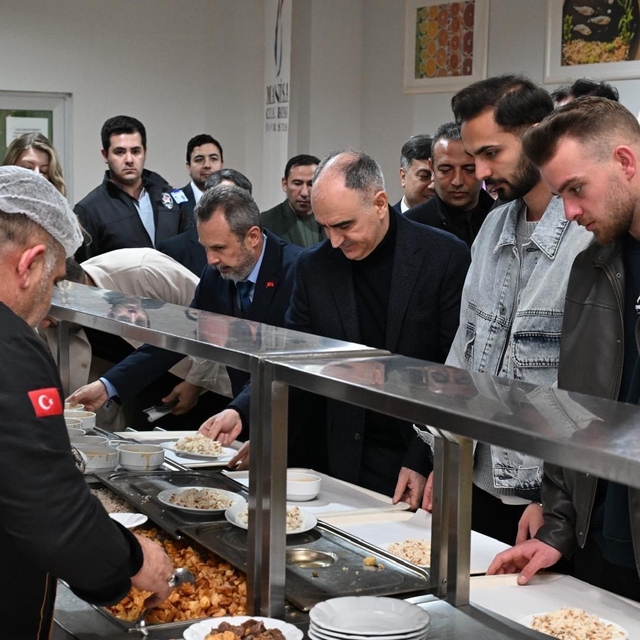 Vali Özkan Manisa CBÜ'lü öğrencilerle iftarda buluştu