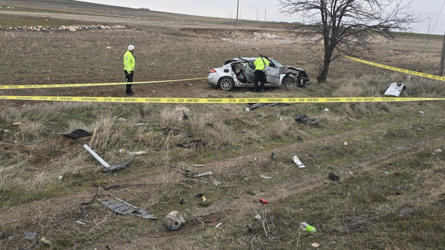 Bayram tatili yolunda kaza: Baba öldü, eşi ile 4 oğlu yaralandı