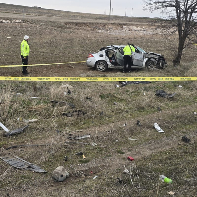Bayram tatili yolunda kaza: Baba öldü, eşi ile 4 oğlu yaralandı
