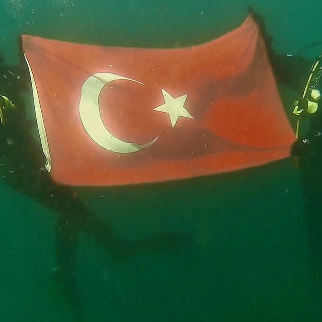 28 santimetre kalınlığındaki buzu testereyle keserek girdikleri gölde Türk...