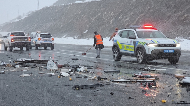 Tatvan'daki feci kazada karı koca hayatını kaybetti
Yola saçılan biberon ile scooter yürekleri burktu