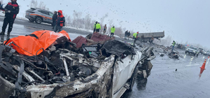 Bitlis’te otomobil TIR’a çarptı: Karı-koca öldü, 5 kişi de yaralı