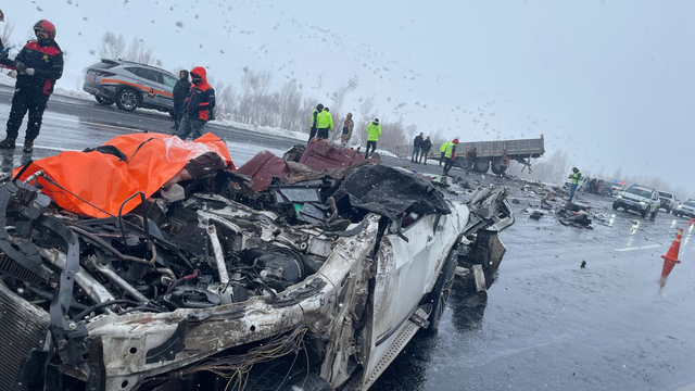 Bitlis'te otomobil TIR'a çarptı: Karı-koca öldü, 5 kişi de  yaralı
