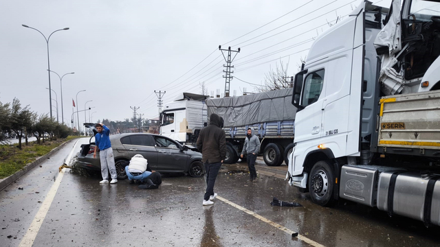 Gaziantep'te otomobil, aydınlatma direğine ve TIR'a çarptı: 2 yaralı