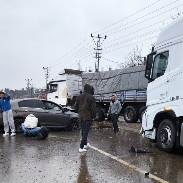 Gaziantep'te otomobil, aydınlatma direğine ve TIR'a çarptı: 2 yaralı