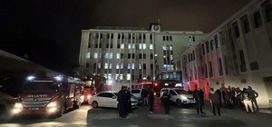 Mersin'de emniyetin ek binasında çıkan yangın büyümeden söndürüldü Vali Atilla Toros: "Tedbir amaçlı olarak arkadaşlarımız binayı boşalttı, herhangi bir can kaybı ve yaralamız yok"