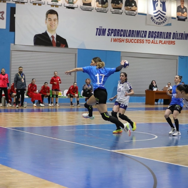 Denizin kızları nefes kesen maçta Üsküdar'ı devirdi