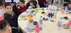 Merih Demiral’dan ilkokul öğretmenine jest Milli futbolcu, ilkokul öğretmenine öğrencileri ve aileleriyle birlikte iftar verdi