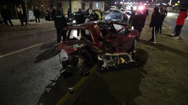 Malatya'da otomobilin çarptığı TOFAŞ kağıt gibi ezildi: 3 yaralı