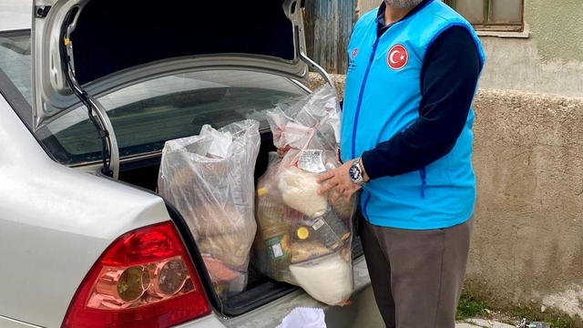 Hisarcık'ta fedakâr imam kapı kapı dolaşıp ihtiyaç sahiplerine yardım ulaştırıyor