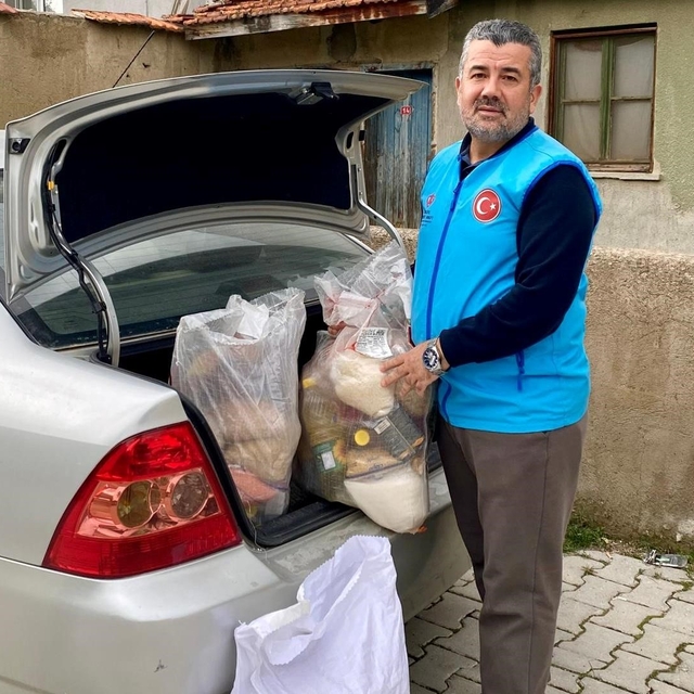 Hisarcık'ta fedakâr imam kapı kapı dolaşıp ihtiyaç sahiplerine yardım ulaşt...
