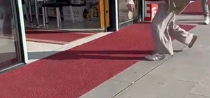 Fark ücretine itiraz eden kadın eczaneye saldırdı; o anlar kamerada