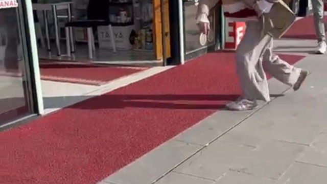 Fark ücretine itiraz eden kadın eczaneye saldırdı; o anlar kamerada