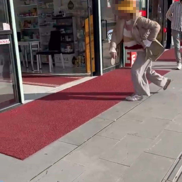 Fark ücretine itiraz eden kadın eczaneye saldırdı; o anlar kamerada
