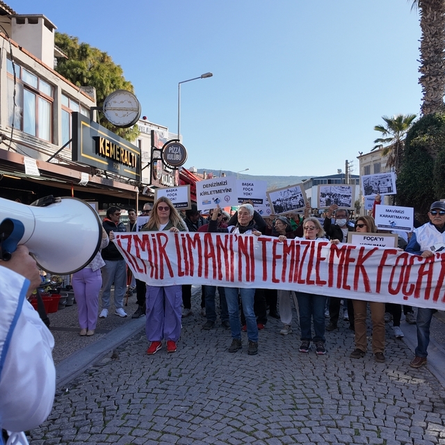 İzmir'de denize dip çamuru dökülmesi protesto edildi