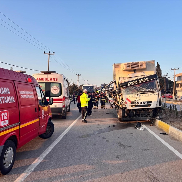 Balıkesir'deki kamyon ile traktör çarpıştı: 2 yaralı