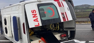 Lastiği patlayan ambulansın devrildi; 3 sağlık personeli yaralandı