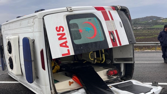 Lastiği patlayan ambulansın devrildi; 3 sağlık personeli yaralandı