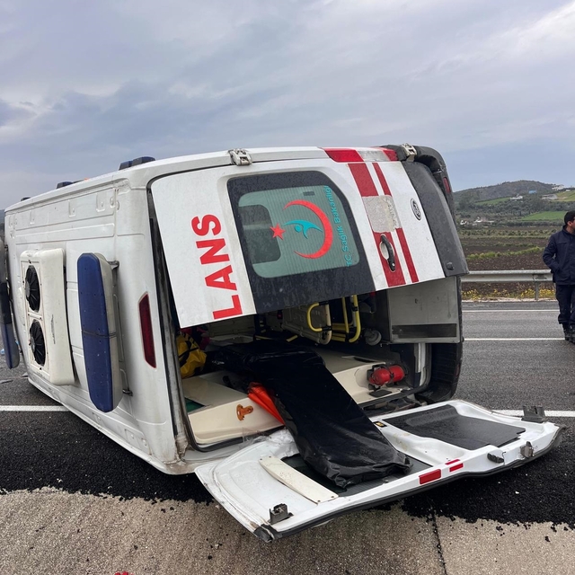 Lastiği patlayan ambulansın devrildi; 3 sağlık personeli yaralandı