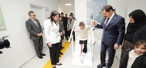 Depremzede Zeynep, özel hazırlanan protez bacakla yeniden yürümeye başladı