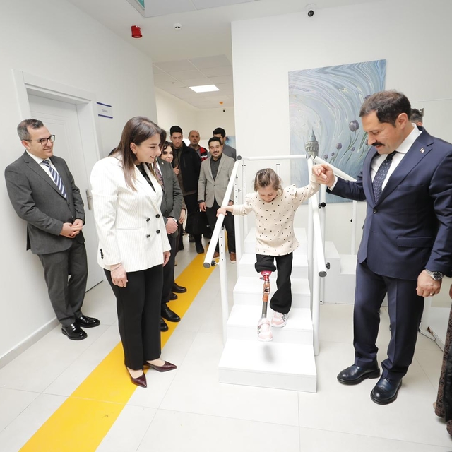 Depremzede Zeynep, özel hazırlanan protez bacakla yeniden yürümeye başladı