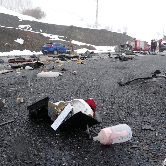 Tatvan'daki trafik kazasında ölü sayısı 3 oldu: Kazada ağır yaralanan 6 ayl...