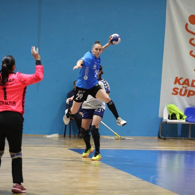 Denizin kızları nefes kesen maçta Üsküdar'ı devirdi