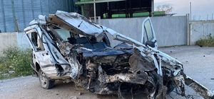 İstinat duvarına çarpan hafif ticari aracın sürücüsü ağır yaralandı