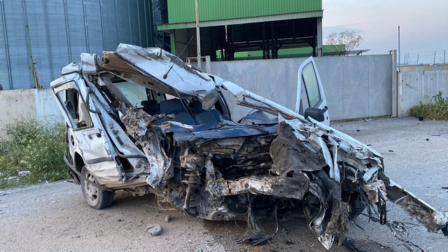 İstinat duvarına çarpan hafif ticari aracın sürücüsü ağır yaralandı