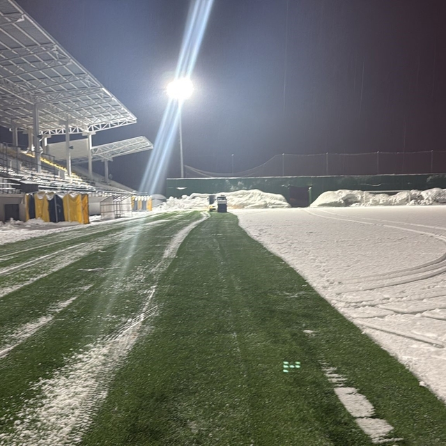 Eren Stadyumu'nda kar temizliği