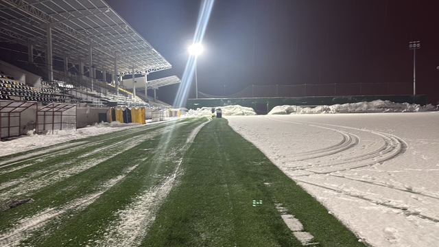 Eren Stadyumu'nda kar temizliği