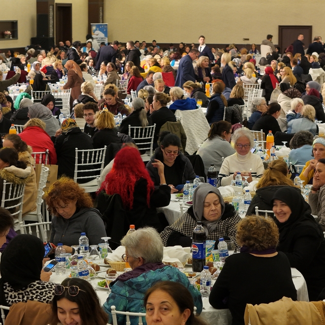 500 Büyükçekmeceli kadın Edirne'de iftar sofrasında buluştu
Yüzlerce kadın...
