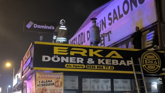 Hatay'da iş yerinde çıkan yangında 2 kişi dumandan etkilendi