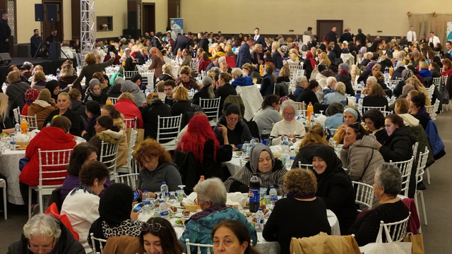 500 Büyükçekmeceli kadın Edirne'de iftar sofrasında buluştu
Yüzlerce kadın 41 yıldır orada iftar yapıyor