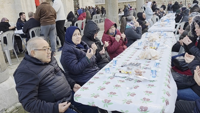 Edirne'de 11 yıllık imece iftar geleneği: İmece usulü sofra kuruldu