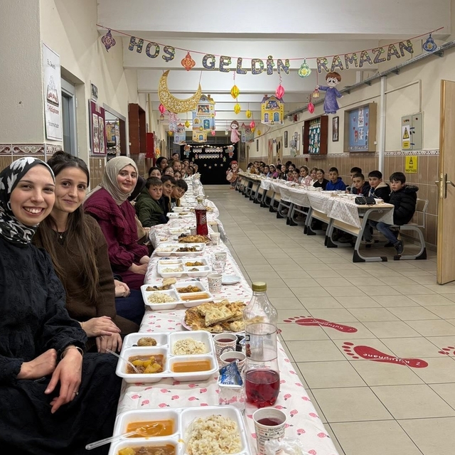 Aydıntepe'de öğretmenler ve öğrenciler iftar sofrasında bir araya geldi