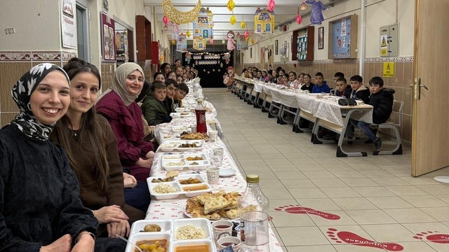 Aydıntepe'de öğretmenler ve öğrenciler iftar sofrasında bir araya geldi