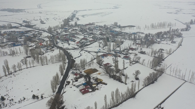 Kars'ta kar kalınlığı yarım metreyi geçti, köyler havadan görüntülendi