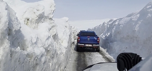 Öğrencilere yardım için kar tünellerini aştılar