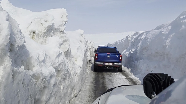Öğrencilere yardım için kar tünellerini aştılar