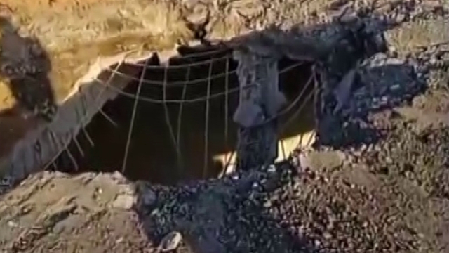 İran'da yeri delen füzenin şarapnel parçasının isabet etmesiyle genç şoföre mezar olan tırın görüntüsü ortaya çıktı