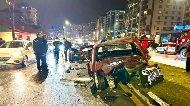 Malatya'da iki otomobil çarpıştı: 1'i çocuk, 3 yaralı