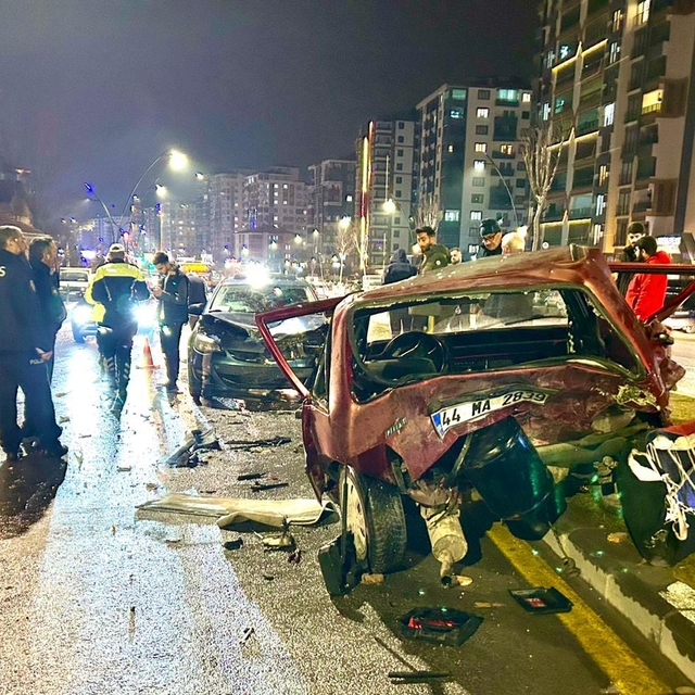 Malatya'da iki otomobil çarpıştı: 1'i çocuk, 3 yaralı