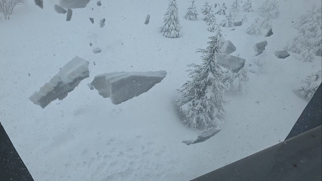 Bitlis'te çatılardaki kar tehlikesi devam ediyor